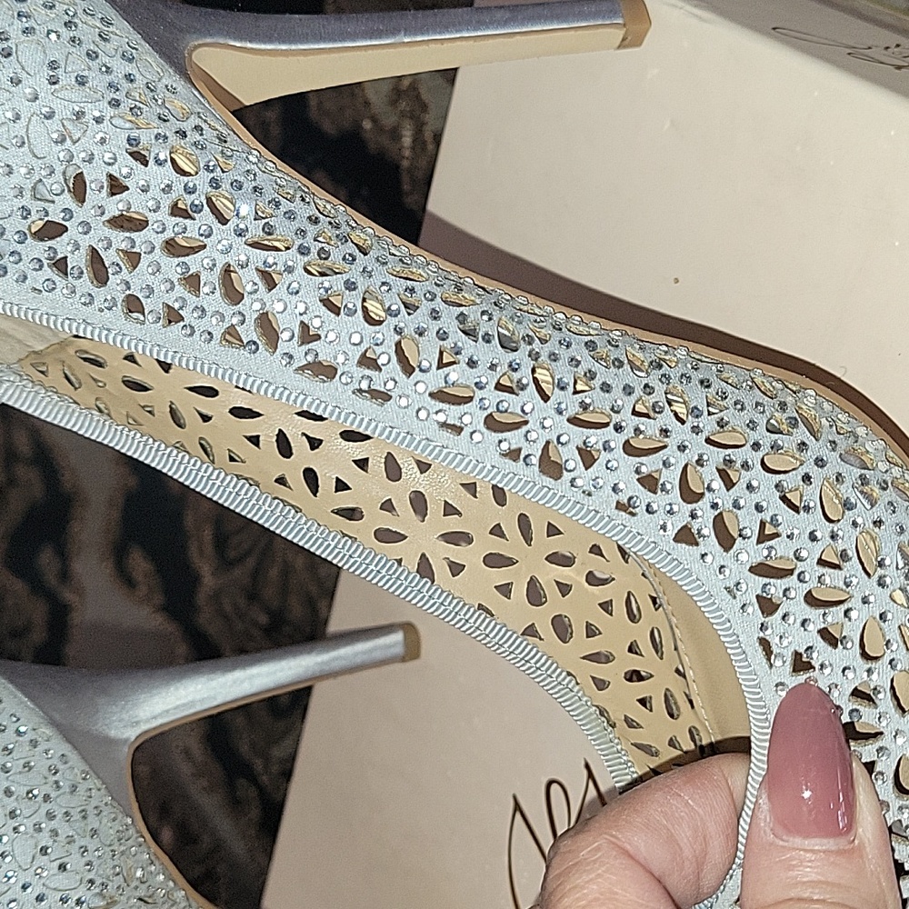 Mishka Badgley silver rhinestone peep toe pumps. Bling 8.5 NEW - Picture 4 of 6